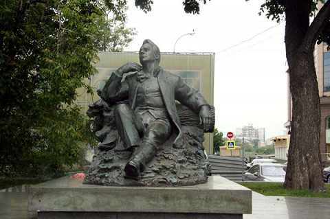 Памятник Шаляпину на Новинском бульваре. Члены комиссии требуют его убрать