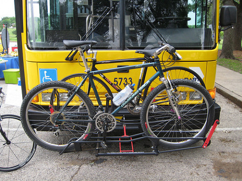 Так выглядят крепежи для велосипедов, которые устанавливают на наземном общественном транспорте в США. Установка располагается в передней части троллейбуса, чтобы водитель мог контролировать процесс погрузки, но сконструирована таким образом, чтобы пассажир мог закрепить велосипед без посторонней помощи
