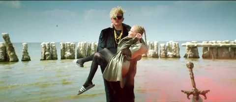 Кадр из клипа на песню «Go»