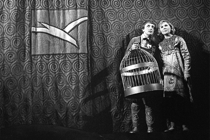 «Синяя птица», 1968 год; тогда уже Художественный театр назван Академическим, именем М. Горького. Тильтиль и Митиль позируют на фоне уже к тому времени канонизированного занавеса МХАТ. В том же году впервые записывается музыка Ильи Саца.
