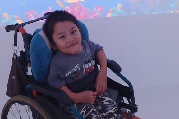 «Я встану, пойду и сразу сломаюсь»: как живет мальчик, который пережил более 270 переломов