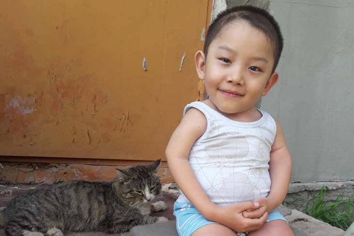 «Я встану, пойду и сразу сломаюсь»: как живет мальчик, который пережил более 270 переломов