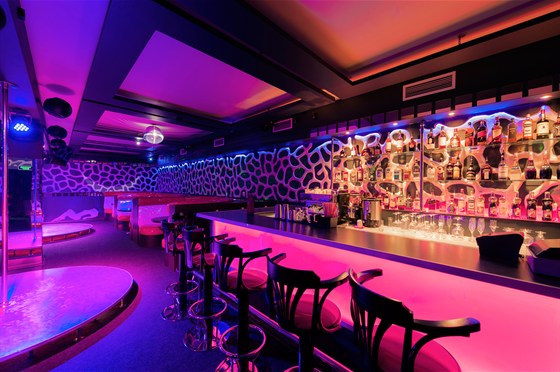 Санкт петербург общественный переулок 5 klubnika bar. Стрип клуб клубника. Клуб клубника Павелецкая. Фотограф интерьер клубов. Клубника Уфа клуб.