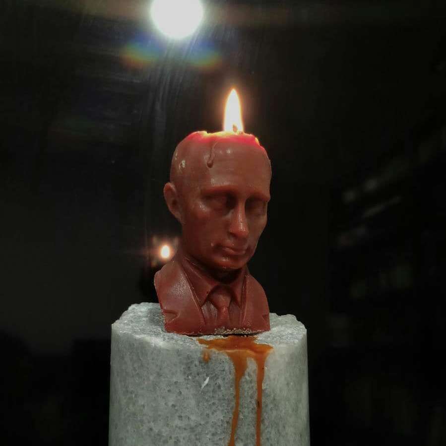 Зачем москвичка делает свечи в форме Путина и Сталина