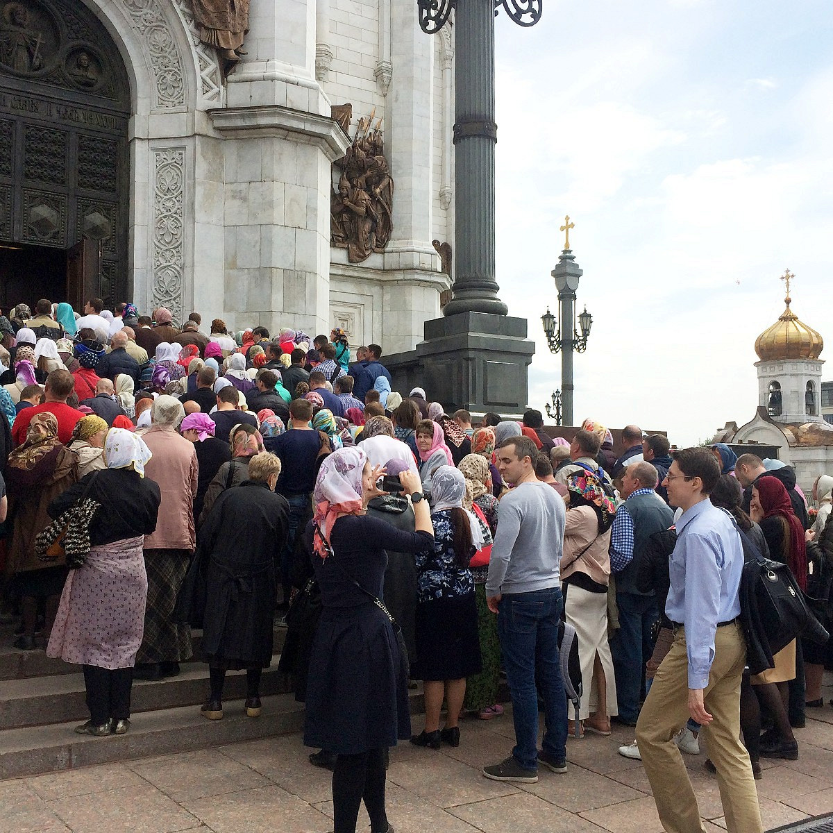 Мощный привоз: барбер, студент и другие москвичи в очереди к Чудотворцу -  Афиша Daily