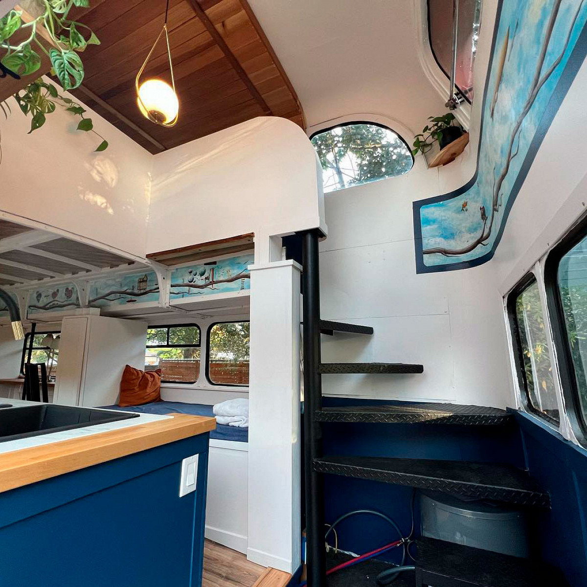 «Абсолютная мечта»: мужчина превратил старый двухэтажный автобус в уютный дом