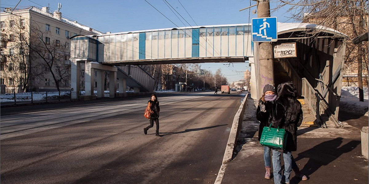 Высокий переход переход. Пешеход над дорогой. Надземные переходы для пешеходов. Подземный переход люди перебегают дорогу. Надземные переходы в Москве.