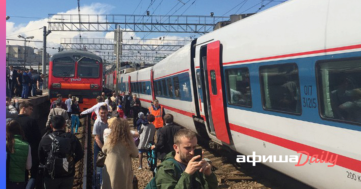 Поезд москва курский вокзал. Электричка на вокзале. Столкновение поезда Стриж с электричкой. Авария на Курском вокзале. Курский вокзал поезда.