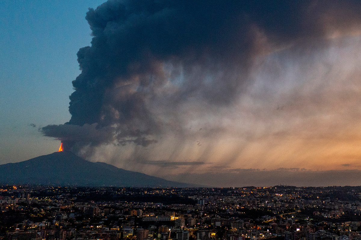 На Сицилии произошло мощное извержение крупнейшего вулкана