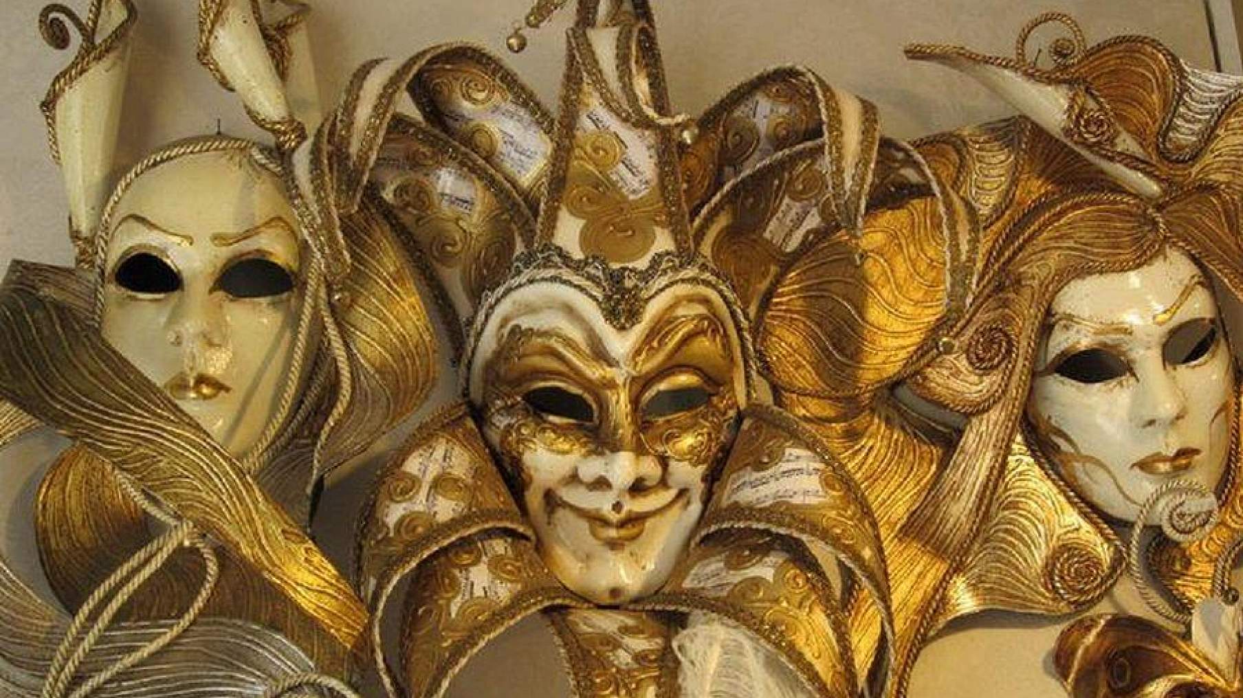 Изготовление театральных масок. Венецианская маска горельеф. Театральные маски. Венецианские маски в интерьере. Венецианские театральные маски.
