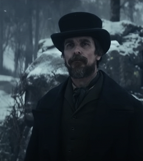 Опубликован свежий трейлер детектива «Всевидящее око» с Кристианом Бейлом и Джиллиан Андерсон
