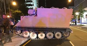 В США кто-то угнал бронетранспортер и два часа удирал от копов по городу. Прямо как в GTA