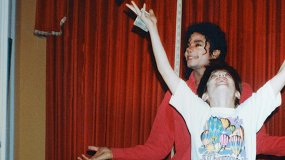 Домашний киномарафон: нашумевший док «Покидая Неверленд», новый «Лепрекон» и эротический сайфай «Восход Эдерлези»