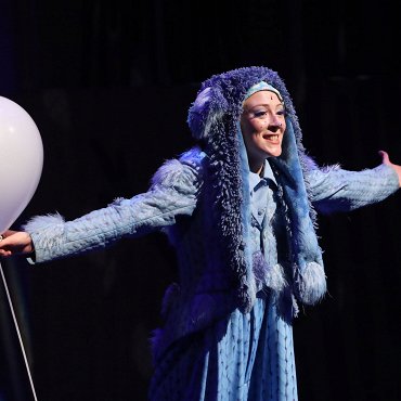 новогодние каникулы. новогодние каникулы детей 2023. новогодние каникулы календарь. рождество семья. игрушки на елку для деток.