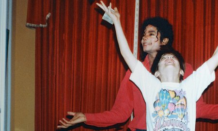 Домашний киномарафон: нашумевший док «Покидая Неверленд», новый «Лепрекон» и эротический сайфай «Восход Эдерлези»