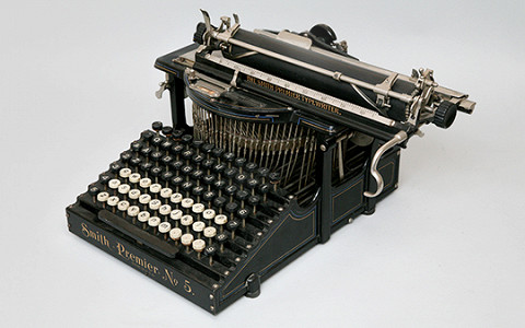 Как рассказать историю XX века с помощью выставки о пишущих машинках
