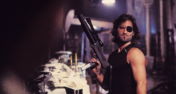 Кинопремьеры недели: «Легенда о Зеленом рыцаре», «Побег из Нью-Йорка», «Кэндимен», «Воспоминания» и «Мартин Иден»