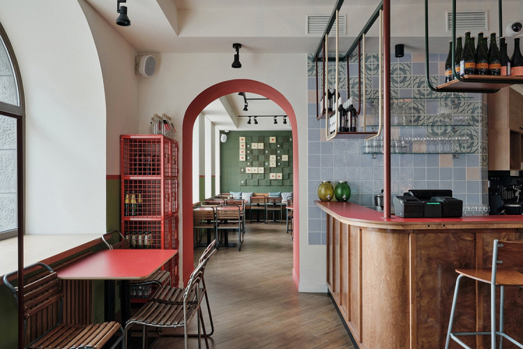 Жас қызыл шашты қызбен жыныстық қатынас Мәскеудегі дәретханадағы секс