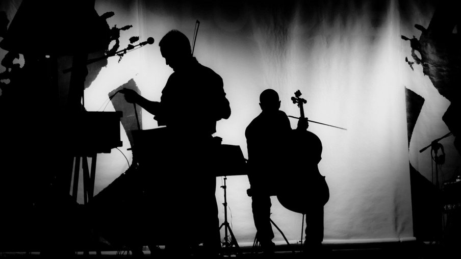 Рок-хиты на виолончелях в сердце города. Atomic Cellos Рок-хиты на виолончелях в сердце города. Atomic Cellos – афиша