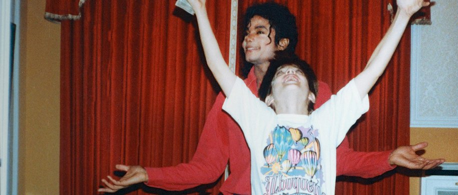 Домашний киномарафон: нашумевший док «Покидая Неверленд», новый «Лепрекон» и эротический сайфай «Восход Эдерлези»