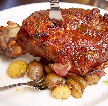 Рецепт Запеченая свиная нога с яблоками и картофелем