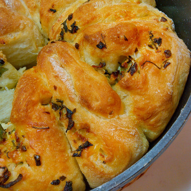 Рецепт Пикантный хлеб с чесноком, луком и зеленью