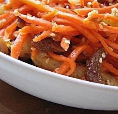 Рецепт Салат с картофелем, копченым мясом и морковью по‑корейски