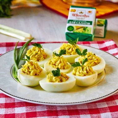 Рецепт Фаршированные сырным салатом яйца