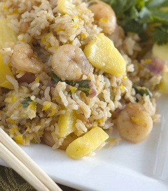 Рецепт Тайский жареный рис с креветками и ананасами