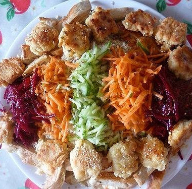 Рецепт Тертый овощной салат радуга с оладьями, сыром Фета и сезамом от Джейми Оливера