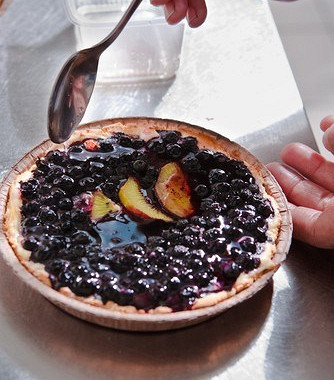 Рецепт Открытый пирог с черникой и персиками