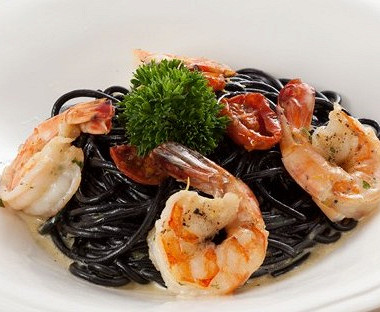 Рецепт Черные спагетти с лососем и моцареллой