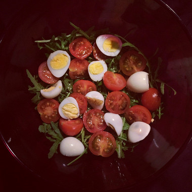 Рецепт Легкий салат с рукколой и перепелинными яйцами