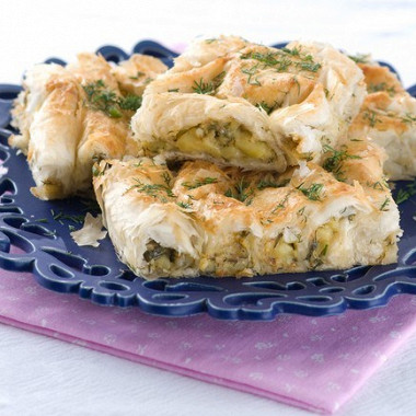 Фото рецепт Греческий пирог с цукини, фетой и зеленью (Kolokithopita)