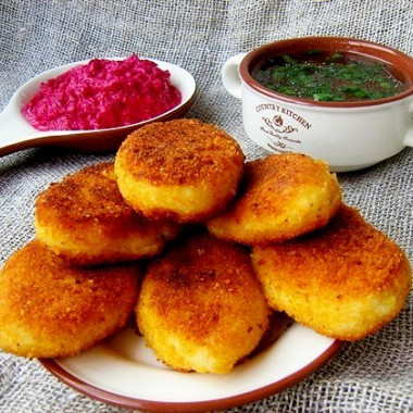 Рецепт Картофельные пирожки с брынзой и свекольно-сметанным соусом