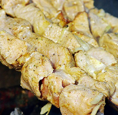 Рецепт Шашлык из курицы с чесноком и розмарином