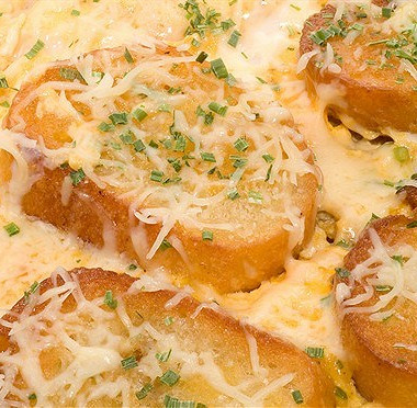 Фото рецепт Омлет с чесноком, грюйером и сухариками