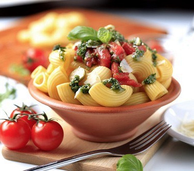 Рецепт Салат из помидоров, сыра и пасты с базиликом и лимоном