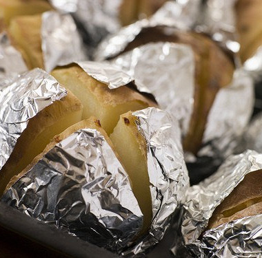 Рецепт Ароматный картофель с луком в фольге на гриле
