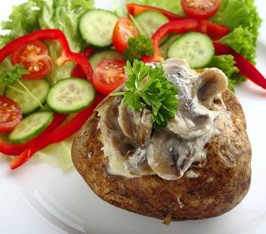 Рецепт Печеный картофель со сливочным соусом из грибов, бекона и зеленого перца