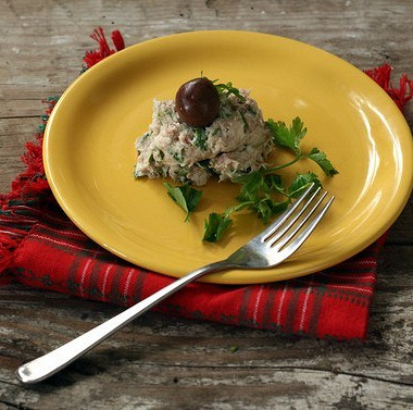 Рецепт Салат с консервированным лососем, оливками и каперсами