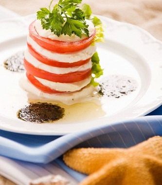 Рецепт Салат из помидоров и козьего сыра с базиликовым винегретом
