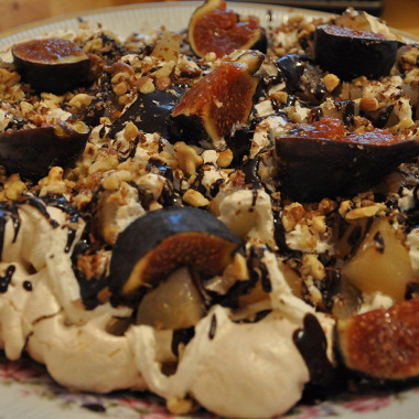 Рецепт Меренга с грушами, сливками, грецким орехом и шоколадным соусом