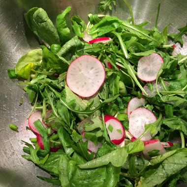 Рецепт Весенний салат из редиса с горчичной заправкой