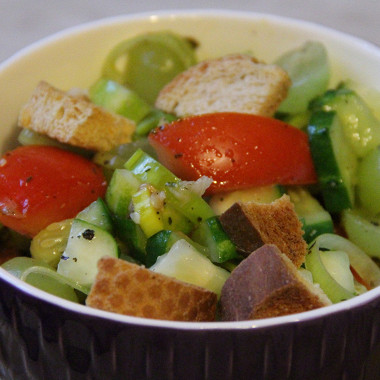 Рецепт Салат из свежих овощей, сухариков, зеленого винограда и мяты