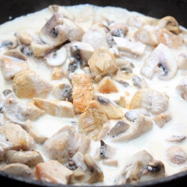 Рецепт Курица с грибами в сливках