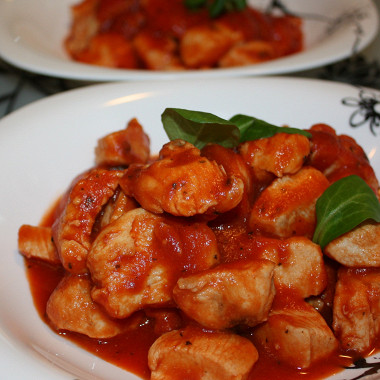 Рецепт Куриное филе, обжаренное с базиликом и томатами