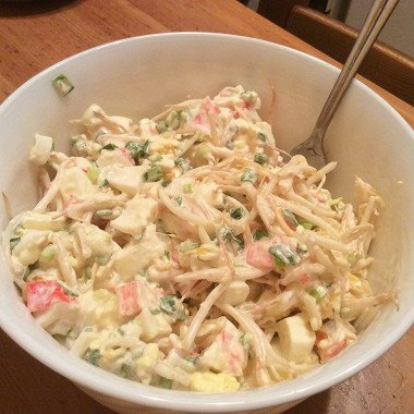 Рецепт Нежный салат с крабом, яйцами и проростками