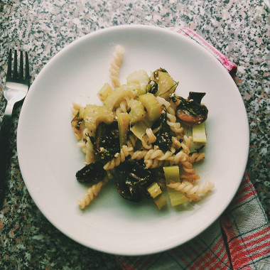 Рецепт Салат с макаронами, сельдереем и грибами