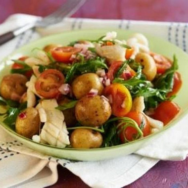 Рецепт Салат из молодого картофеля и жареных кальмаров с помидорами черри